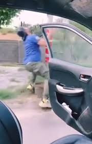 Trong thì có vẻ như vô hại, nhưng trào lưu bỏ vô-lăng để nhảy sẽ khiến nhiều người đang đi đường bất ngờ vì mở cửa xe lao ra ngoài để nhảy múa và nó ẩn chứa nhiều nguy cơ khó lường.