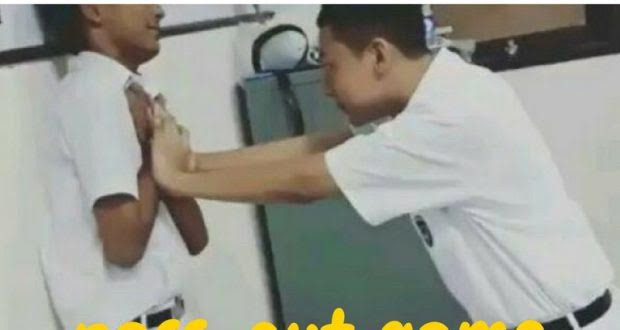 Trò này cần đến ít nhất hai người chơi, một người đứng áp lưng vào tường, người kia dùng tay ấn lên ngực đến khi bạn ngất xỉu mới buông ra.