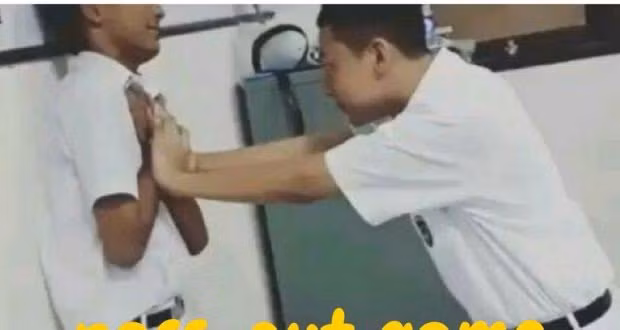 Trò này cần đến ít nhất hai người chơi, một người đứng áp lưng vào tường, người kia dùng tay ấn lên ngực đến khi bạn ngất xỉu mới buông ra.