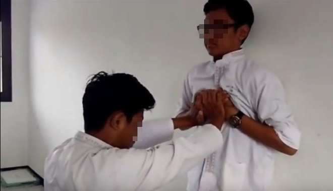 Những đứa trẻ hồn nhiên đùa giỡn mà không biết hoặc cố tình lờ đi mối nguy hiểm khi chèn lên lồng ngực bạn, khiến tim ngừng hoạt động trong giây lát hoặc không được cung cấp oxy. Việc này có thể khiến nạn nhân tổn thương não hoặc đột quỵ.