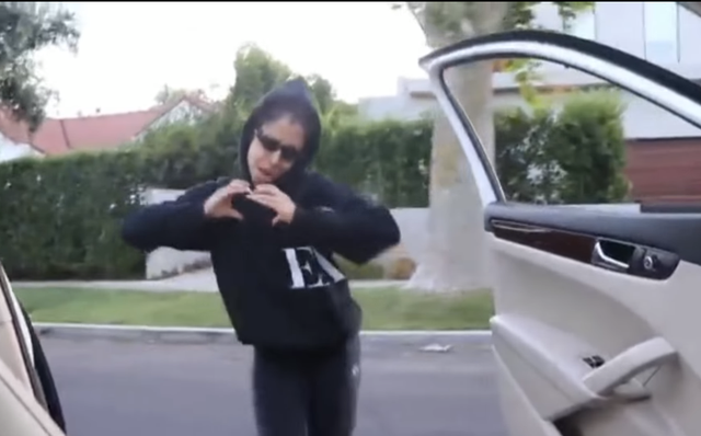 "In My Feelings" là trào lưu mạng xã hội mà người tham gia phải rời khỏi ôtô đang chạy để nhảy theo điệu nhạc.