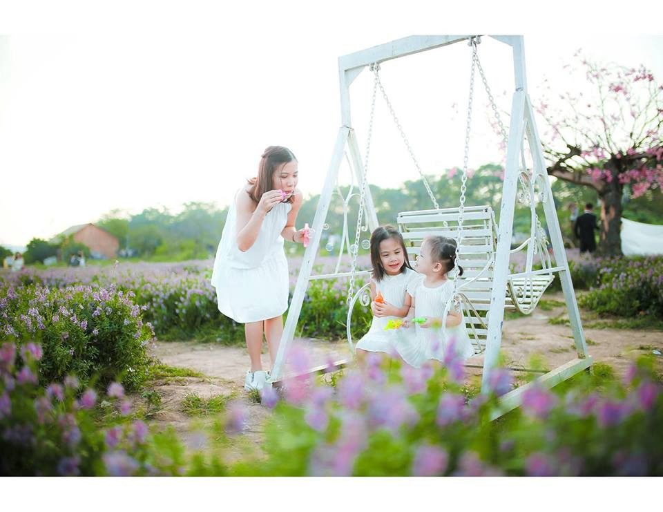 Tâm sự về hai cô con gái, chị Giang cho hay: Hai bé Huyền Trang và Quỳnh An có nhiều điểm chung như thích chụp ảnh, đi chơi, thích mặc váy công chúa. Đặc biệt, cô chị cả Huyền Trang luôn luôn ngoan ngoãn, biết yêu thương nhường nhịn em Quỳnh An.