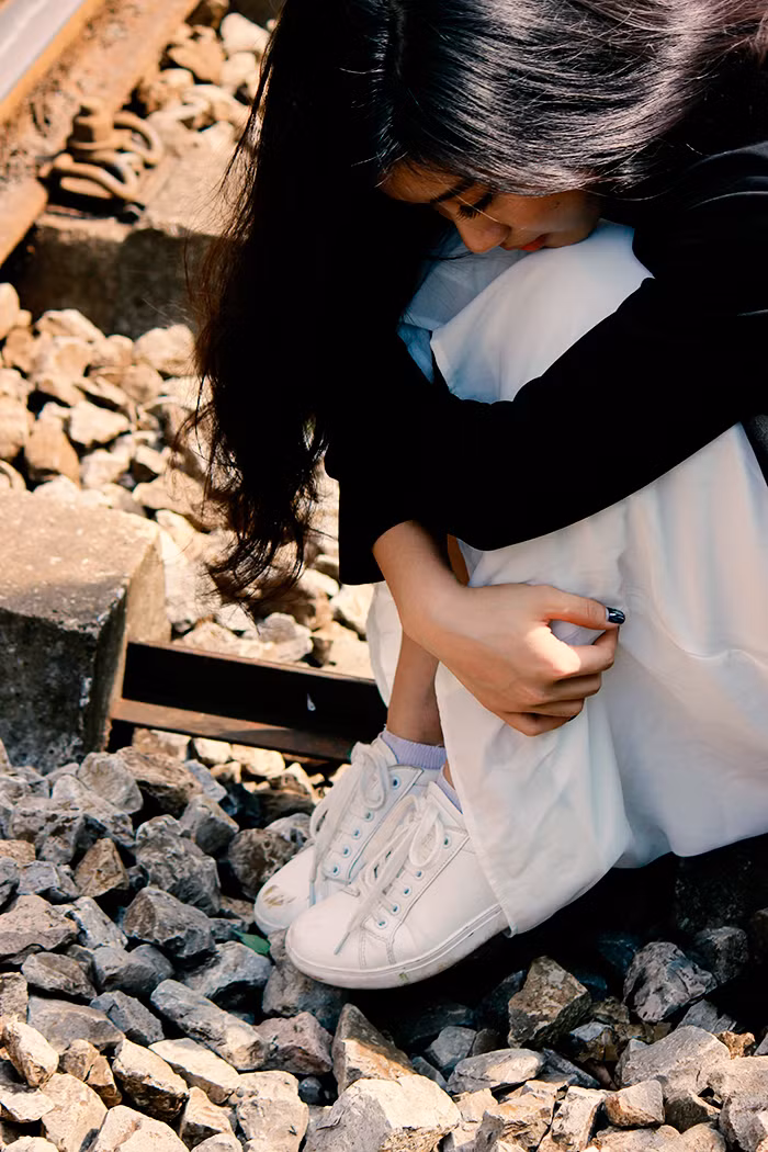 Từ hình ảnh một cô nàng dịu dàng hay một cô gái cá tính đều hợp với khung cảnh của đoạn đường tàu ở "Xóm đường tàu" trên.