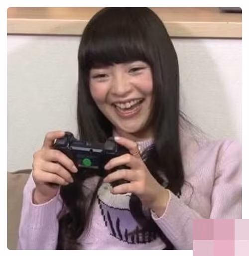 Trước khi sở hữu nước da trắng ngần và những đường nét thanh tú, Luca từng sở hữu nhan sắc khá nhạt nhòa. Gương mặt bánh bao của cô cũng làm phần nhìn bị ảnh hưởng đáng kể, nhất là khi cô bạn Nhật Bản này hé môi cười.