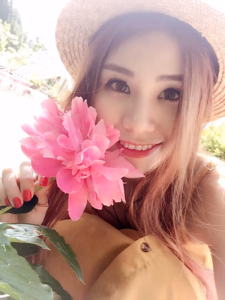 Cũng trên trang cá nhân của mình, Thu Hương cũng cho đăng tải rất nhiều hình ảnh khá nóng bỏng, khoe những đường cong đầy đặn trên cơ thể.