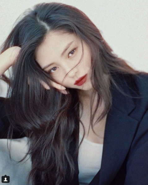 Nhưng góc chụp cực hiện đại khiến Han So Hee trở nên nổi tiếng trên mạng xã hội dù chỉ đóng vai phụ trong phim.