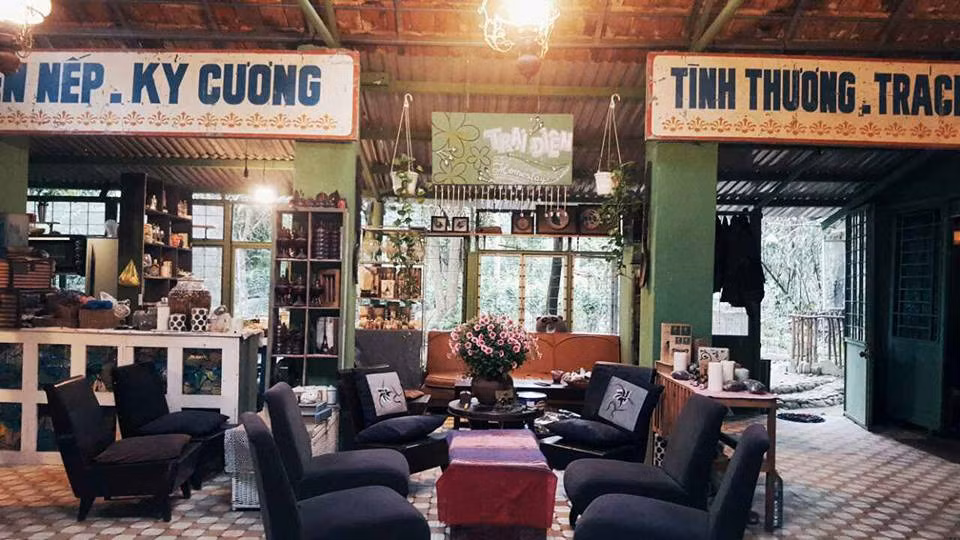 Tọa lạc ở thôn Hòa Trung, xã Hòa Ninh, huyện Hòa Vang cách trung tâm thành phố 25km, Trại Điên homestay tại Đà Nẵng ẩn mình giữa chốn rừng núi yên bình đậm chất thôn quê mà một khi đã ghé thì chẳng muốn rời.