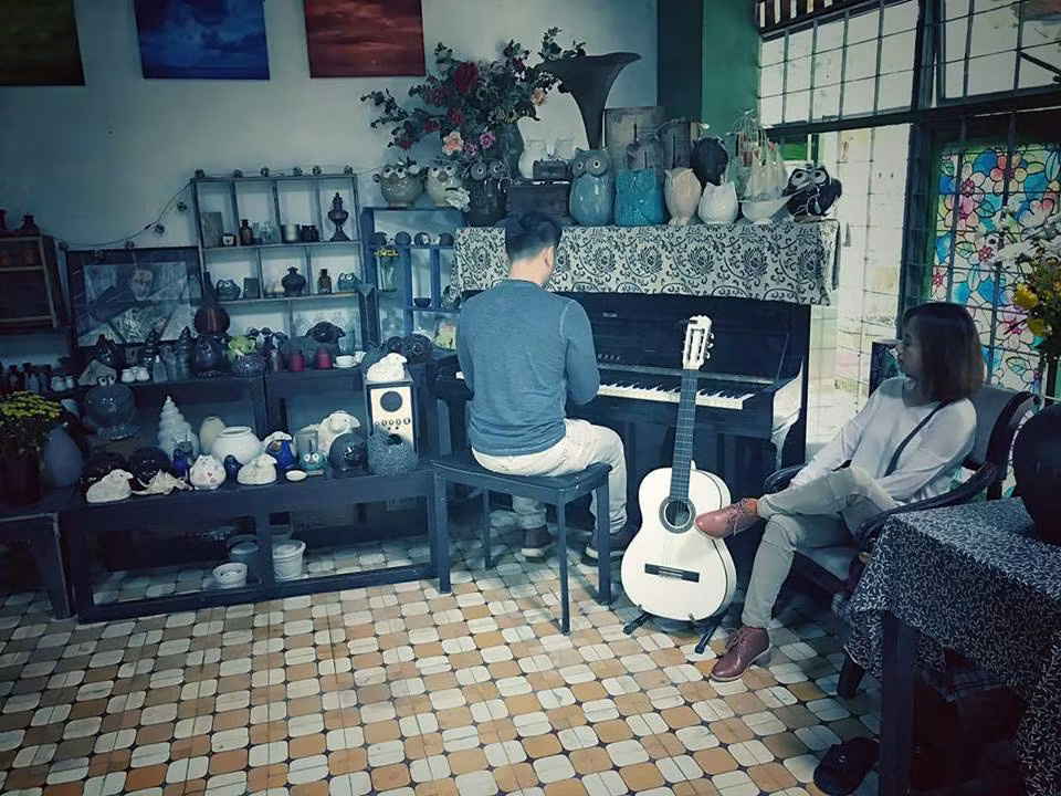 Trại điên có khoảng sân vườn rộng bao la trồng rất nhiều hoa, cây cảnh còn sau nhà trồng các loại thực phẩm sạch. Sáng sớm hay chiều chiều bạn có thể cùng những người “điên” ở trại chăm sóc khu vườn này, trải nghiệm cảm giác của người làm vườn cũng rất thú vị.