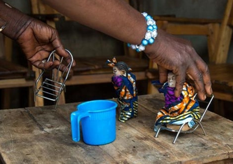 Mỗi tuần, "những đứa trẻ" lại được mang ra sông tắm một lần. Mỗi tuần, "những đứa trẻ" lại được mang ra sông tắm một lần.