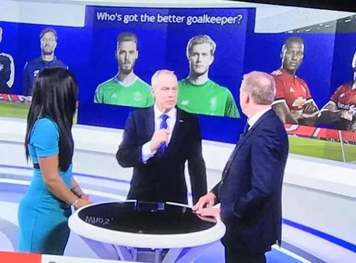 Bức ảnh được cắt ra từ đoạn clip đại chiến giữa MU và Liverpool nơi những chỉ số so sánh De Gea đều vượt trội hơn so với Karius.