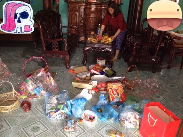 Ai cũng lỉnh kỉnh, túi lớn túi nhỏ, tay xách nách mang quà quê ra thành phố. Có như thế mới biết, tình yêu thương của cha mẹ dành cho các bạn trẻ học xa nhà.