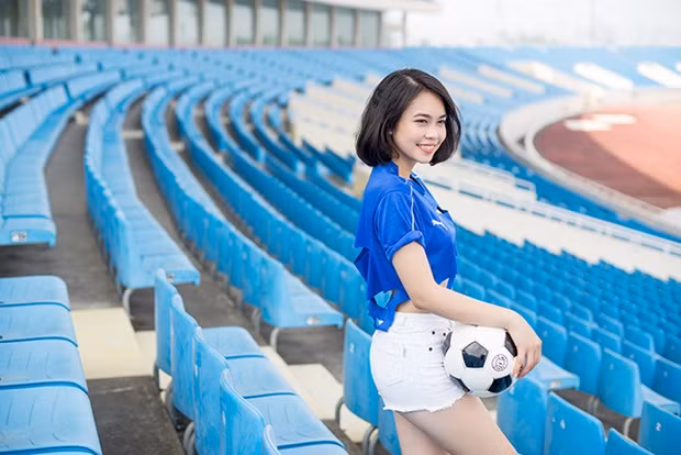 Theo những chia sẻ của mình trên trang cá nhân, Ngọc Anh nói rằng cô rất hâm mộ các cầu thủ Italia không chỉ với lối bóng đá pressing mà còn bởi họ vô cùng đẹp trai.