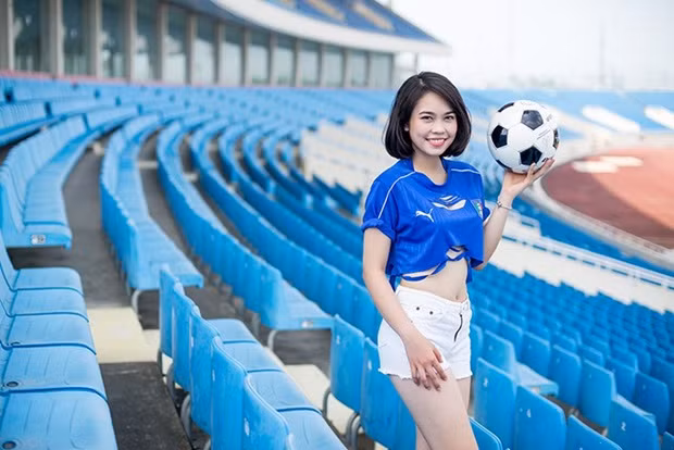 Sở hữu khuôn mặt đẹp, thân hình nóng bỏng và chiều cao lý tưởng 1,70m, Ngọc Anh khiến NHM bóng đá mê mẩn.