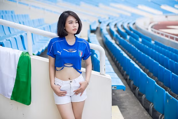 Mới đây, cô nàng xinh đẹp Ngọc Anh gây chú ý khi tung bộ ảnh khoe chân dài, eo thon trong màu áo của đội bóng thần tượng.