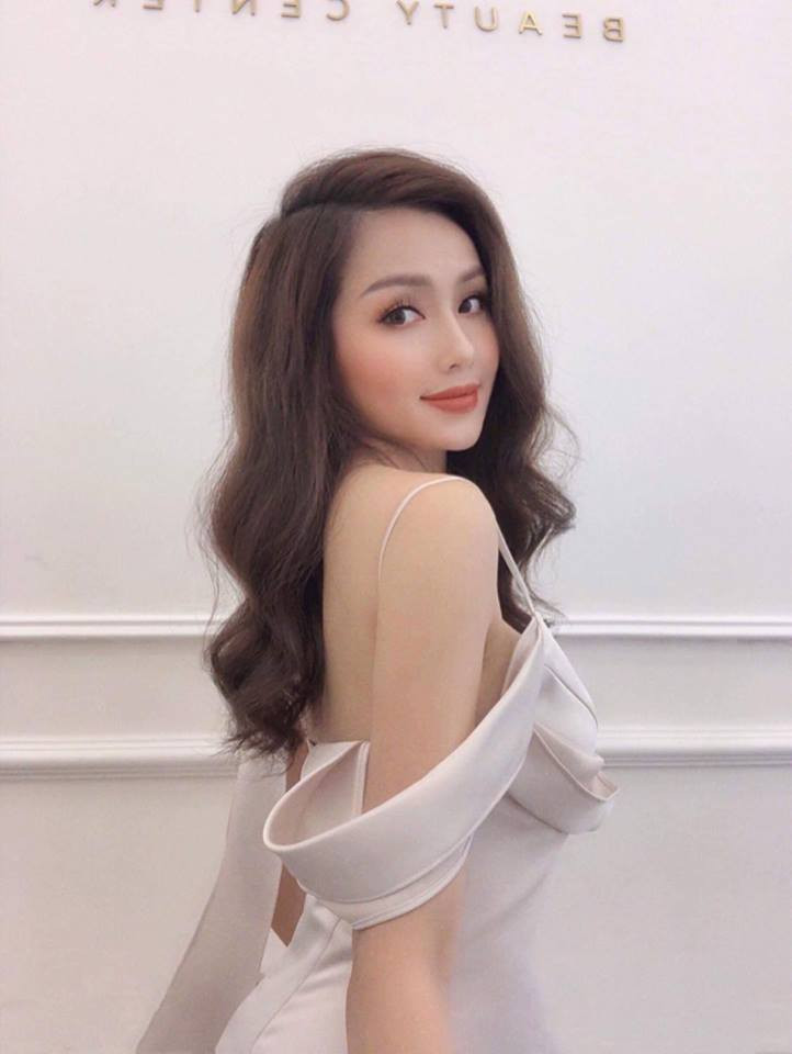 Qua thời làm thần tượng của các cô gái trẻ, giờ đây hot girl Tâm Tít đã trở thành mẹ bỉm sữa vạn người mê.