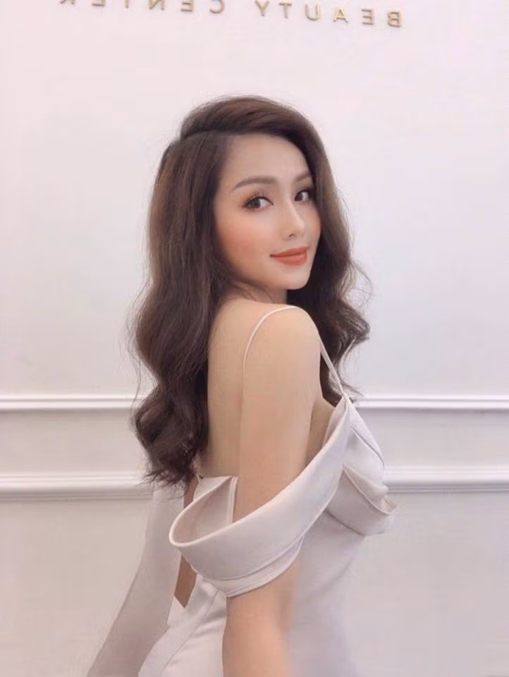 Qua thời làm thần tượng của các cô gái trẻ, giờ đây hot girl Tâm Tít đã trở thành mẹ bỉm sữa vạn người mê.