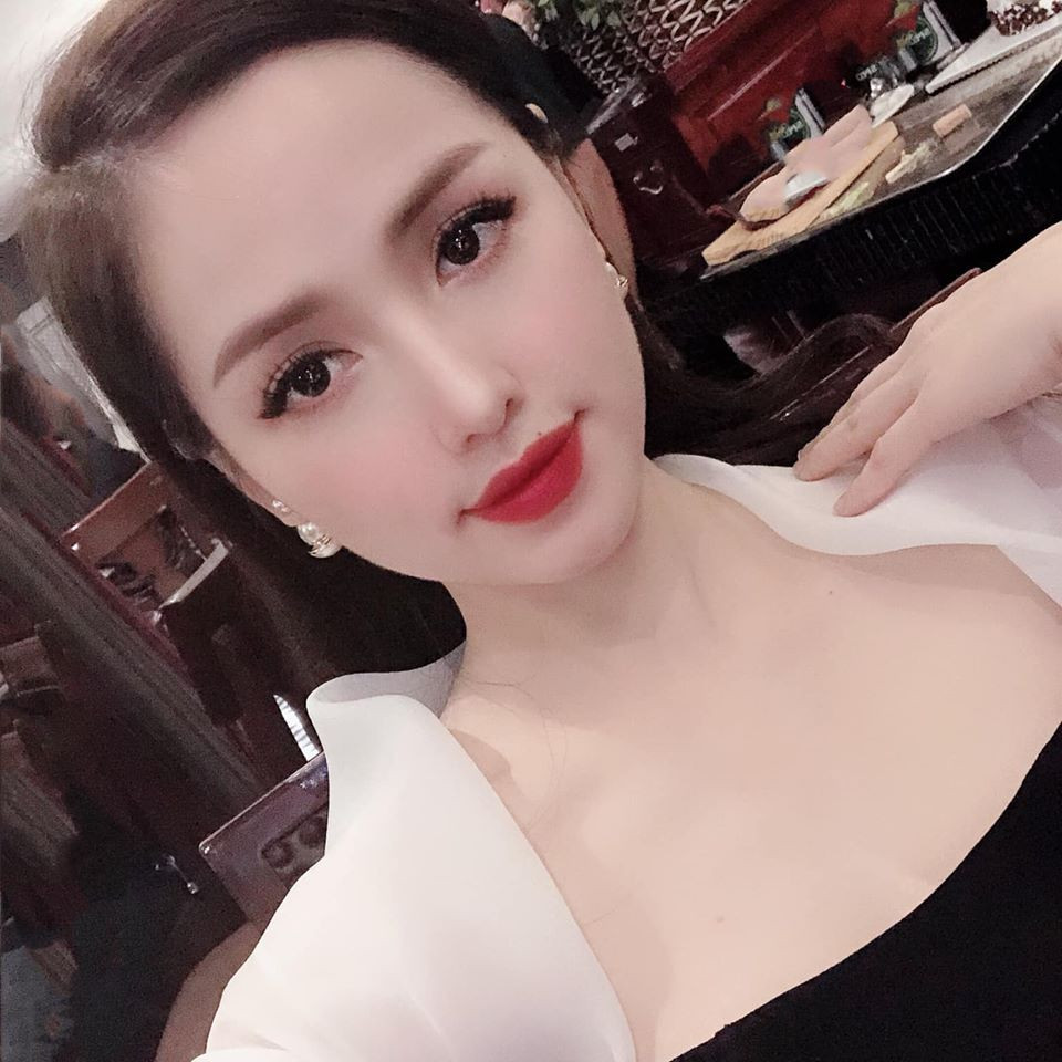 Ở ẩn một thời gian khá dài sau khi lấy chồng, sinh liền 2 con trai, ít khi cập nhật trang cá nhân nên ai cũng nghĩ Tâm Tít đã rút lui hoàn toàn khỏi MXH để lui về làm hậu phương cho ông xã đại gia.