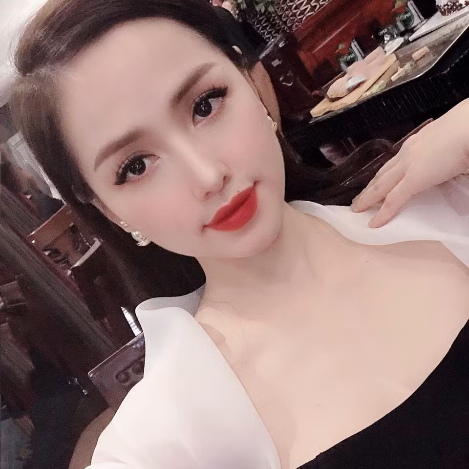 Ở ẩn một thời gian khá dài sau khi lấy chồng, sinh liền 2 con trai, ít khi cập nhật trang cá nhân nên ai cũng nghĩ Tâm Tít đã rút lui hoàn toàn khỏi MXH để lui về làm hậu phương cho ông xã đại gia.