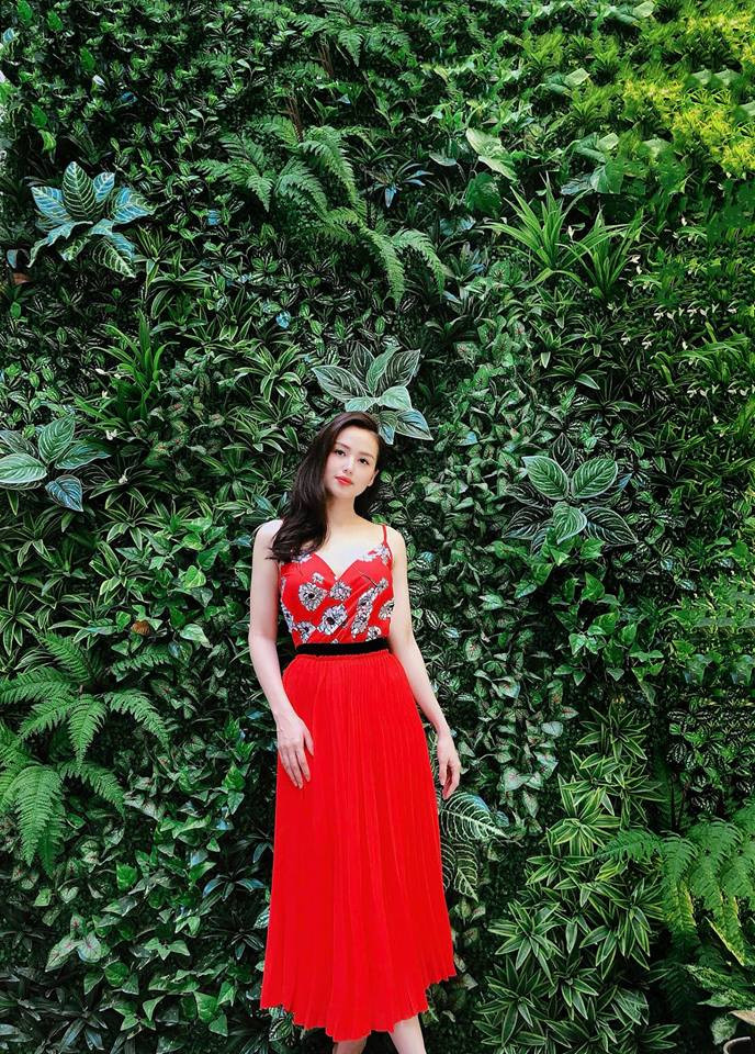 Nhìn vẻ tươi tắn ngọt ngào của Tâm Tít, hội chị em đều ghen tị vô cùng. Không hổ danh hot mom đình đám, bà mẹ trẻ luôn giữ gìn nhan sắc, chăm sóc vóc dáng vô cùng chu đáo.