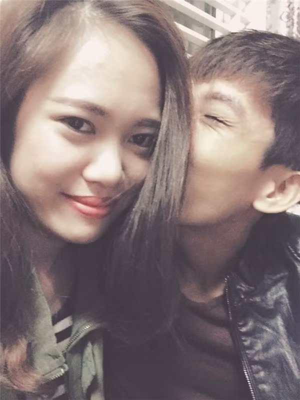 Tiến Huy tâm sự về lần đầu tiên chứng kiến bạn gái bị ngất xỉu: “Mình còn nhớ, vào ngày 28/10/2012, hôm đó mình đang đi làm thêm thì có bạn gọi báo Hạnh bị ngất. Mình vội vàng chạy ngay về phòng trọ thì thấy Hạnh đang nằm trên giường. Lần đầu tiên gặp hoàn cảnh này nên mình lo lắng, hoang mang lắm, chỉ biết lay người và gọi tên cô ấy. Đến khi mình sực nhớ phải gọi xe cấp cứu để đưa Hạnh tới bệnh viện, thì đúng lúc xe đến, cô ấy đã tỉnh lại rồi.”