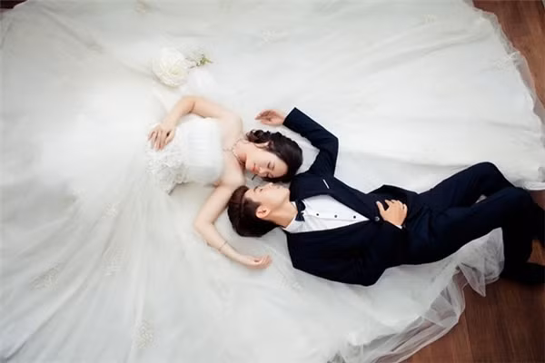 Không kìm được cảm xúc, anh chàng liền cầm tay Hạnh nói trong nước mắt: “Thương lắm. Để anh lo cho em nhé!”. Chính giây phút ấy, Tiến Huy đã thực sự chạm được vào trái tim của Hạnh. Cũng chính ngày này cô đã nhận lời làm bạn gái của Huy.