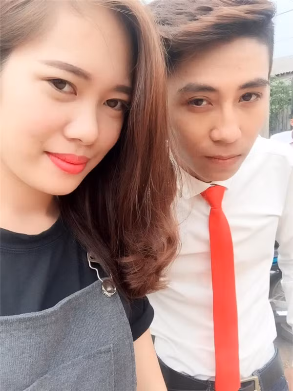 Ngày còn đang học năm 2 tại Học viện, Tiến Huy đã “phải lòng” cô nàng xinh đẹp cùng khoa. Xin được số điện thoại của Hạnh, anh chàng liền nhắn tin xin làm quen, nhưng rồi lại bị cô nàng thẳng thừng từ chối.