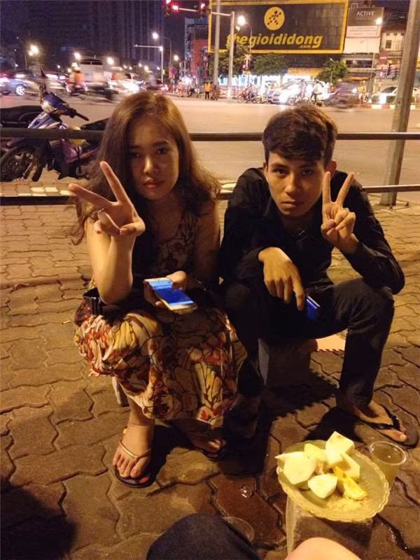 Ngày đó, Hạnh được rất nhiều người theo đuổi, trong khi Tiến Huy lại không hề để lại cho cô ấn tượng gì. Tưởng rằng “thế là xong”, nhưng ngờ đâu “ông bạn cùng tuổi” vẫn quyết tâm kiên trì theo đuổi cô.