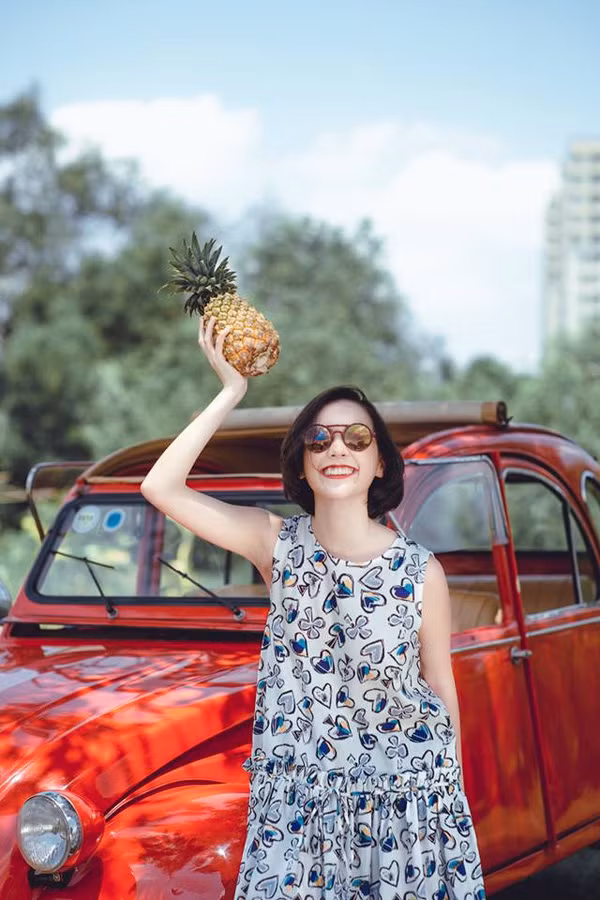 Hải Tú là 1 trong những cái tên luôn nằm trong danh sách hot girl sở hữu nụ cười tỏa nắng. Cô bạn là du học sinh Việt ở Pháp này còn gây ấn tượng bằng gương mặt đẹp với gương mặt thanh tú, đôi mắt sáng, mũi cao, miệng xinh và da trắng.