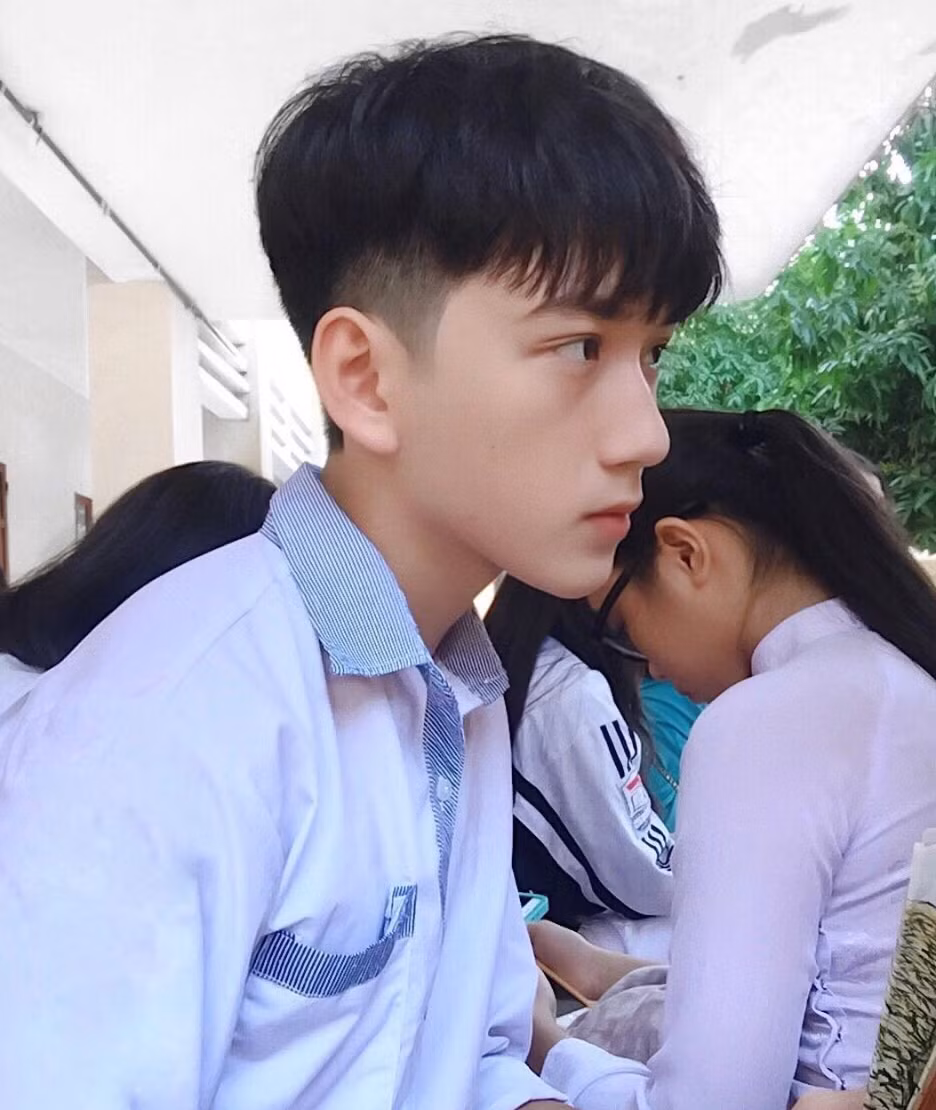 Tự nhận xét về mình, Tuấn Việt cho biết cậu thuộc tuýp con trai hiện đại nên không ngại trang điểm để có ngoại hình hoàn hảo hơn trong mắt mọi người.