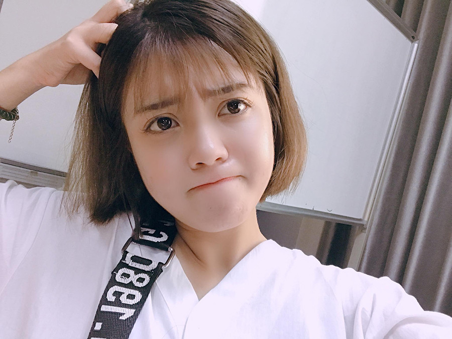 Tuy sở hữu nhiều lợi thế về ngoại hình, tuy nhiên, công việc này không hẳn là không có khó khăn. Trang Banana chia sẻ, vào khoảng thời đầu, cô liên tục cảm thấy bị áp lực, cảm thấy ngại máy quay nên không dám nói nhiều.