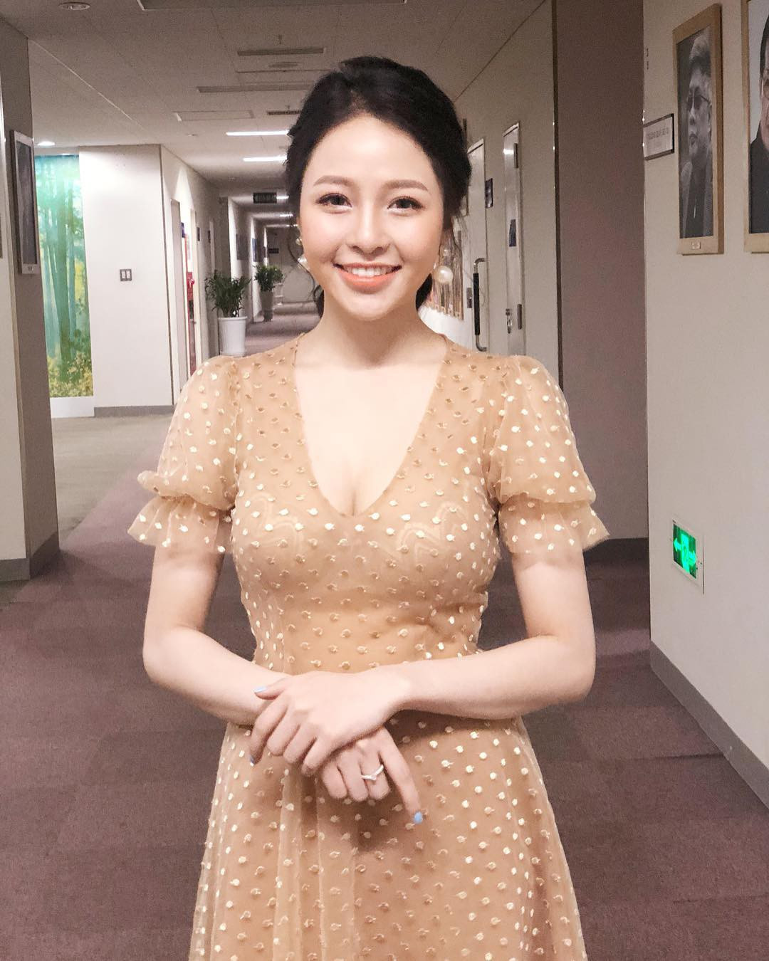 Trâm Anh sở hữu gương mặt xinh xắn, vóc dáng thon gọn, quyến rũ và là một trong những cái tên được tìm kiếm nhiều nhất ở dàn 32 người đẹp tham gia chương trình.