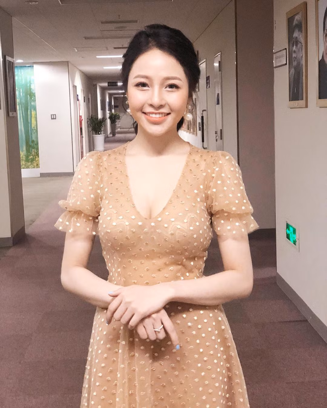 Trâm Anh sở hữu gương mặt xinh xắn, vóc dáng thon gọn, quyến rũ và là một trong những cái tên được tìm kiếm nhiều nhất ở dàn 32 người đẹp tham gia chương trình.