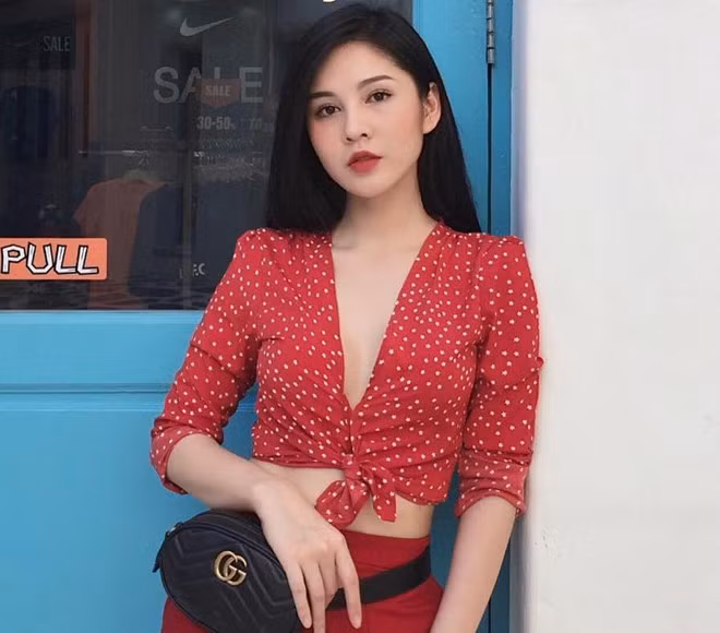 Tuy vậy, thời điểm ấy, Thu Hoài thường chọn những bộ đồ đơn giản, không có nhiều điểm nhấn hay các chi tiết nhằm tôn dáng.