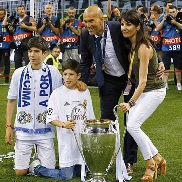 Elyaz chính là con trai út của HLV Zinedine Zidane và hiện đang khoác áo đội U11 Real Madrid. Với nền tảng kiến thức được ông bố truyền dạy cho, cầu thủ này được dự đoán sẽ sớm thành công.