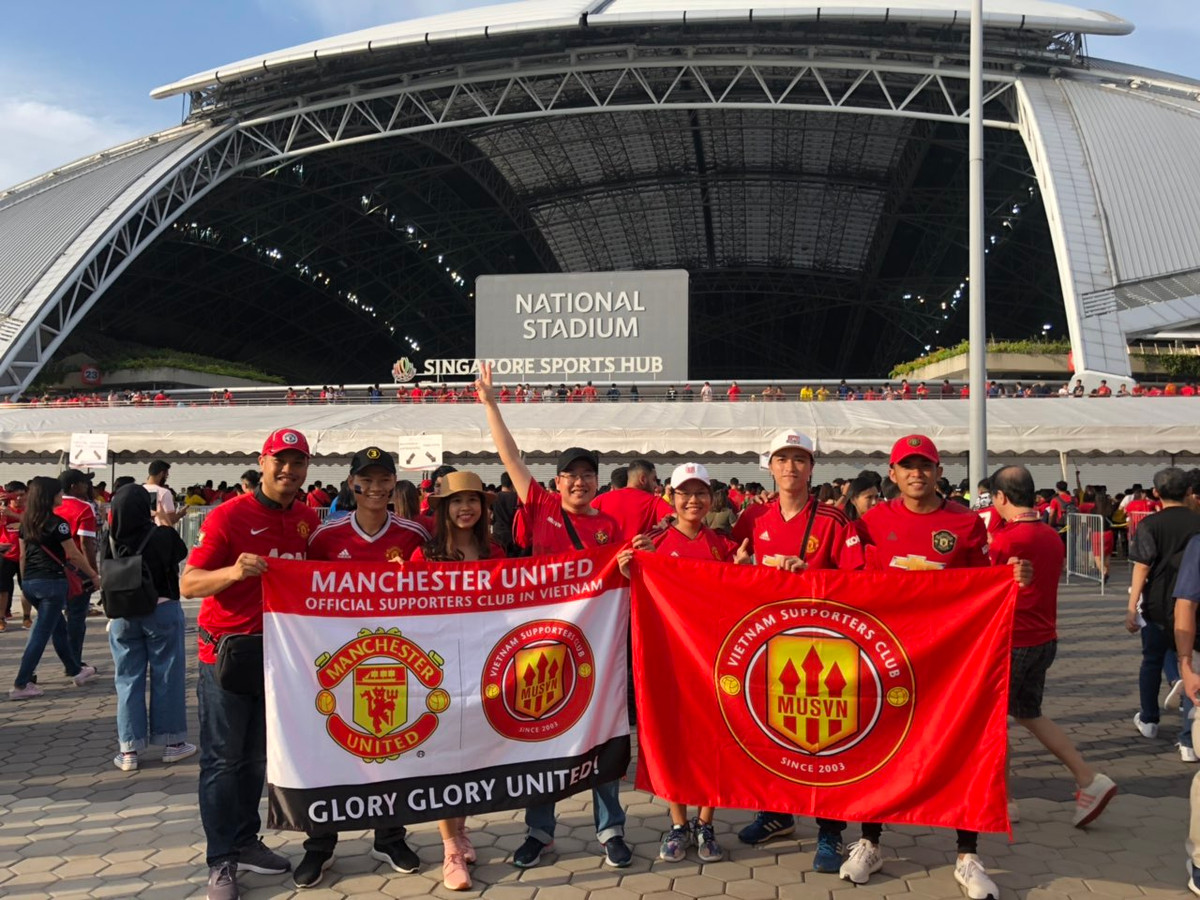 Với dòng máu "Quỷ đỏ" chảy trong tim, diễn viên Bình An và nhóm CĐV Việt Nam đã cùng tiếp lửa cho đội tuyển Man Utd có một trận đấu thành công.