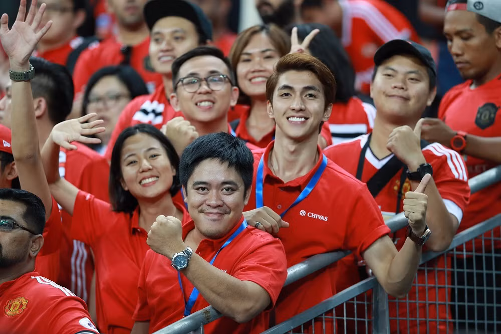 Nam diễn viên Bình An cho biết: "Việc tìm kiếm tấm vé vào sân vận động Singapore cũng không dễ dàng. Vé mở bán trực tuyến được thông báo bán hết chỉ sau vài tiếng. Thậm chí, trên thị trường bán vé chợ đen, tấm vé vào sân vận động Singapore được rao bán với giá hơn 10 triệu."