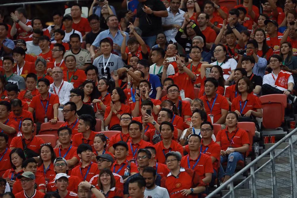 Theo chia sẻ của diễn viên Bình An, người có mặt trong trận đấu giữa MU và Inter Milan vừa qua cho biết, thay vì sang tận Anh để săn tìm một tấm vé vào sân Old Trafford xem đội Quỷ đỏ thi đấu, anh cùng 1 số CĐV Việt Nam lên kế hoạch săn vé từ sớm để có thể gặp thần tượng ở một khoảng cách địa lý gần hơn.