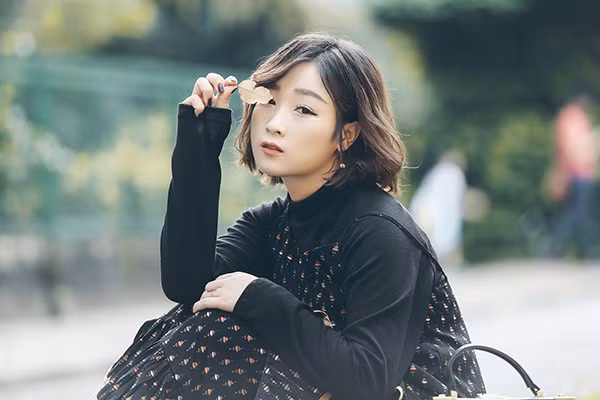 Nguyễn Lê Tường Vi (sinh năm 1994, biệt danh Papy Xù Tường) là gương mặt không còn xa lạ với giới trẻ khi thường xuyên xuất hiện trong các bộ ảnh xinh như thiên thần trên mạng xã hội và các phim ngắn, phim sitcom.