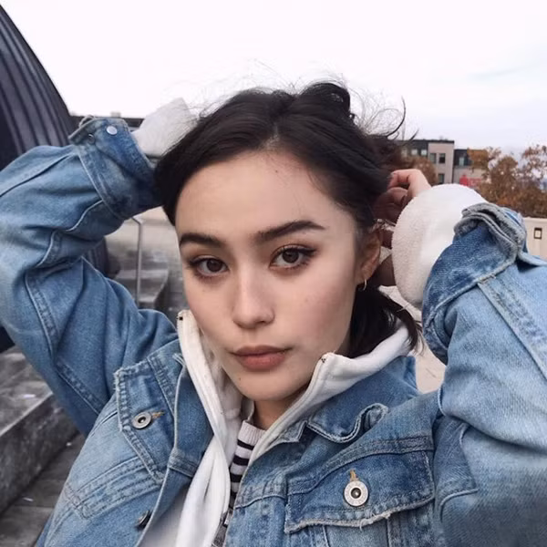 Hiện tại, những hình ảnh về cô nàng gốc Việt 10X xinh đẹp này vẫn tiếp tục nhận được những lượt yêu thích và chia sẻ rộng rãi từ cộng đồng mạng.