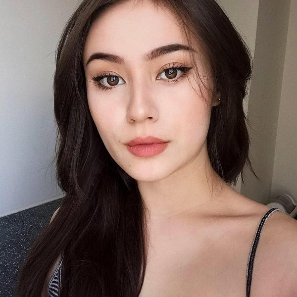 Jade-Anh Ngo mang hai dòng máu khi có bố là người Việt còn mẹ là người Đức. Bởi vậy, 10X được thừa hưởng những nét đẹp trời phú với sự kết hợp hài hòa giữa sự khả ái của con gái Á Đông và sự quyến rũ, sắc sảo của con gái phương Tây.