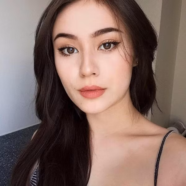 Jade-Anh Ngo mang hai dòng máu khi có bố là người Việt còn mẹ là người Đức. Bởi vậy, 10X được thừa hưởng những nét đẹp trời phú với sự kết hợp hài hòa giữa sự khả ái của con gái Á Đông và sự quyến rũ, sắc sảo của con gái phương Tây.