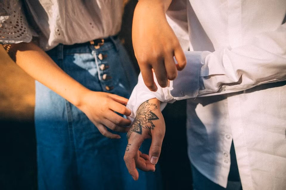 "Lần đó Trân đến chỗ mình làm thêm rồi bất ngờ tặng một bó hoa rất to kèm món quà mà mình thầm thích từ rất lâu ngay trước mặt rất nhiều khách khiến mình vừa ngại vừa vui" - Minh Tâm chia sẻ.