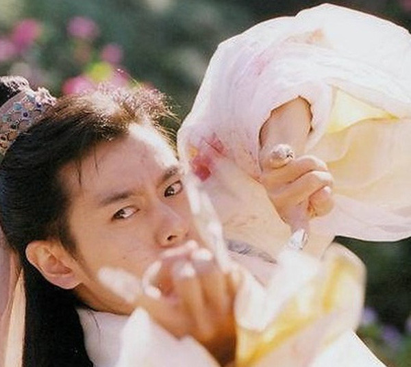 Lục mạch thần kiếm là tuyệt kỹ sử dụng kiếm khí để sát thương đối thủ. Nó được xem là môn võ công mạnh nhất và chỉ Đoàn Dự vô tình luyện thành công. Đây là một trong hai tuyêt kỹ độc môn truyền nội không truyền ngoại của nước Đại Lý: Nhất Dương Chỉ và Lục Mạch Thần Kiếm.