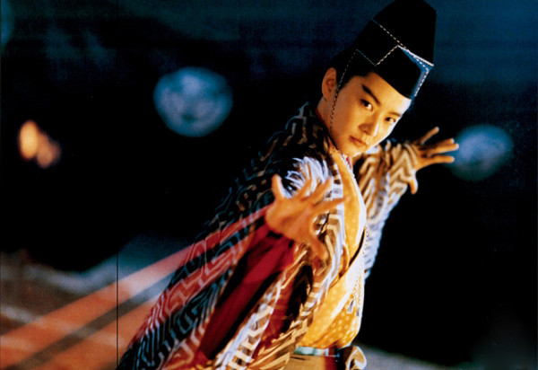 Quỳ Hoa Bảo Điển là bí kíp võ thuật thượng thặng trong cuốn tiểu thuyết Tiếu Ngạo Giang Hồ, môn võ công này có chung nguồn gốc với Tịch Tà Kiếm Pháp. Võ công này vốn là một bí lục do một cặp vợ chồng tiền nhân sáng tạo ra. Phần do người chồng tạo nên là càn kinh, phần do người vợ sáng tạo nên là Khôn kinh, hai phần này hoàn toàn khác biệt thậm chí đối kháng nhau.