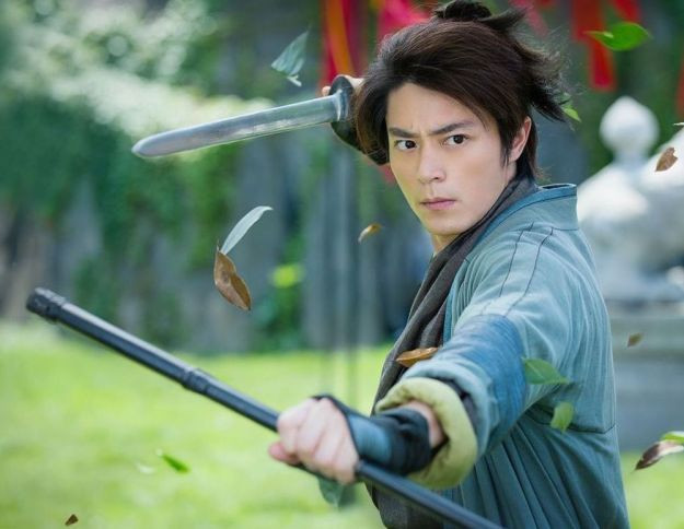 Độc Cô Cửu Kiếm là bí kíp kiếm thuật tối thượng do Độc Cô Cầu Bại sáng tạo ra. Độc Cô Cửu Kiếm với triết lý đặc sắc của đạo gia đề cao việc sử dụng kiếm thuật theo chiêu thức “dùng vô chiêu thắng hữu chiêu”.