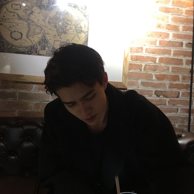 Mới đây, trong một cộng đồng mê trai đẹp đã chuyền tay nhau hình ảnh của chàng trai người Việt gây xôn xao mạng xã hội với vẻ ngoài điển trai không khác gì con lai.