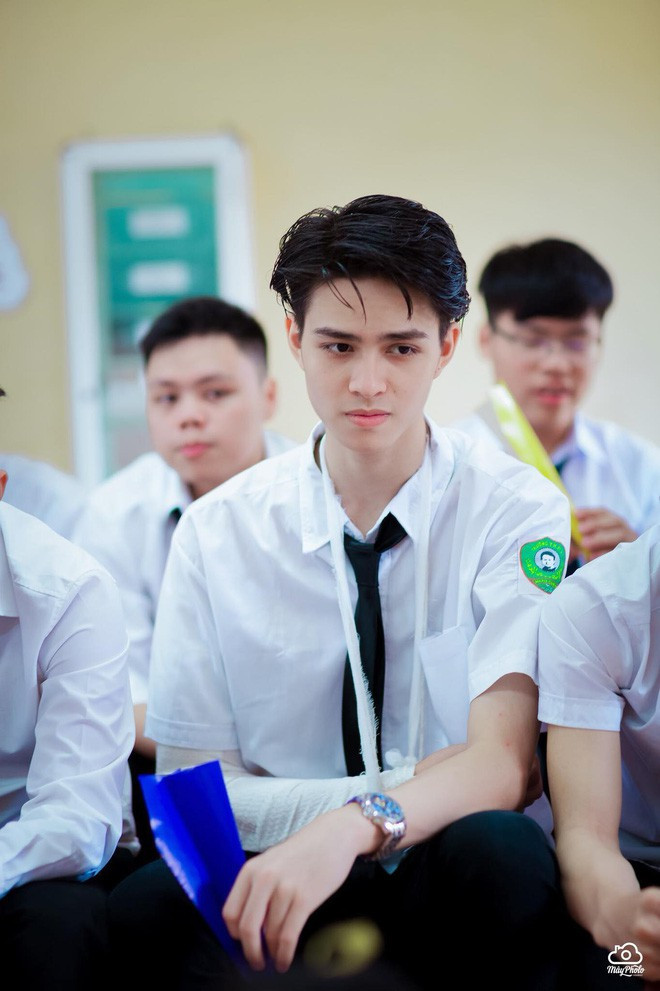 Bất ngờ sau khi nổi tiếng Gia Huy cho biết: "Bỗng nhiên Facebook của mình nhận được nhiều lời mời kết bạn, mình cũng không hiểu tại sao. Đến tối hôm trước, có người bạn gửi cho mình bài đăng trên group ấy thì mình mới biết. Mình thấy khá bất ngờ, một phần nữa là mình ngại".