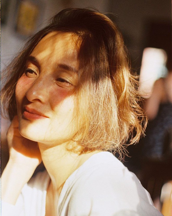 Được biết, chủ nhân của bộ ảnh này là Trần Nguyên Minh Hạnh và mẫu chính trong bộ ảnh "Bà mẹ U50 hồi xuân" không ai khác chính là mẹ của cô bạn sinh viên của trường Đại học Kiến trúc Hà Nội.