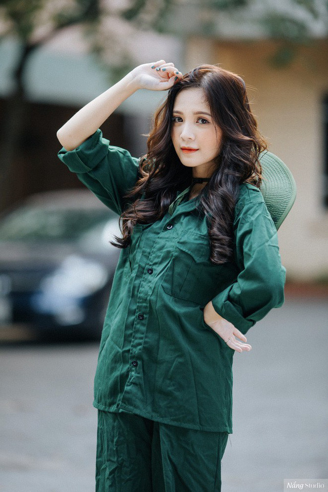 Nếu để ý kĩ, nhiều dân mạng sẽ nhớ rằng sau loạt ảnh đồng phục học đường, Ngọc Huyền từng được mệnh danh hot girl không tuổi, bởi thần thái xuất sắc, gương mặt trẻ trung, trong sáng chẳng khác gì những nữ sinh tuổi 17-18.