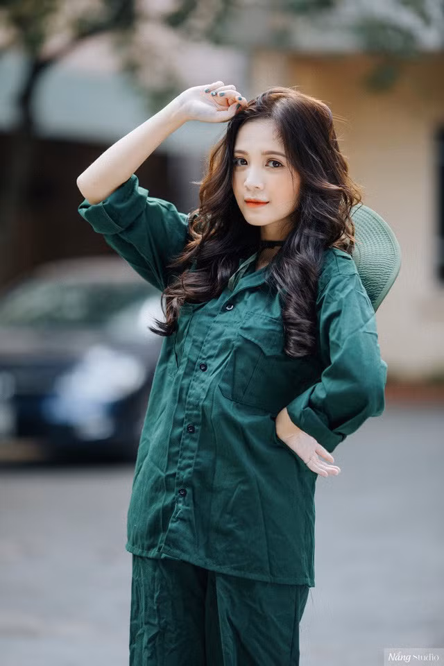 Nếu để ý kĩ, nhiều dân mạng sẽ nhớ rằng sau loạt ảnh đồng phục học đường, Ngọc Huyền từng được mệnh danh hot girl không tuổi, bởi thần thái xuất sắc, gương mặt trẻ trung, trong sáng chẳng khác gì những nữ sinh tuổi 17-18.